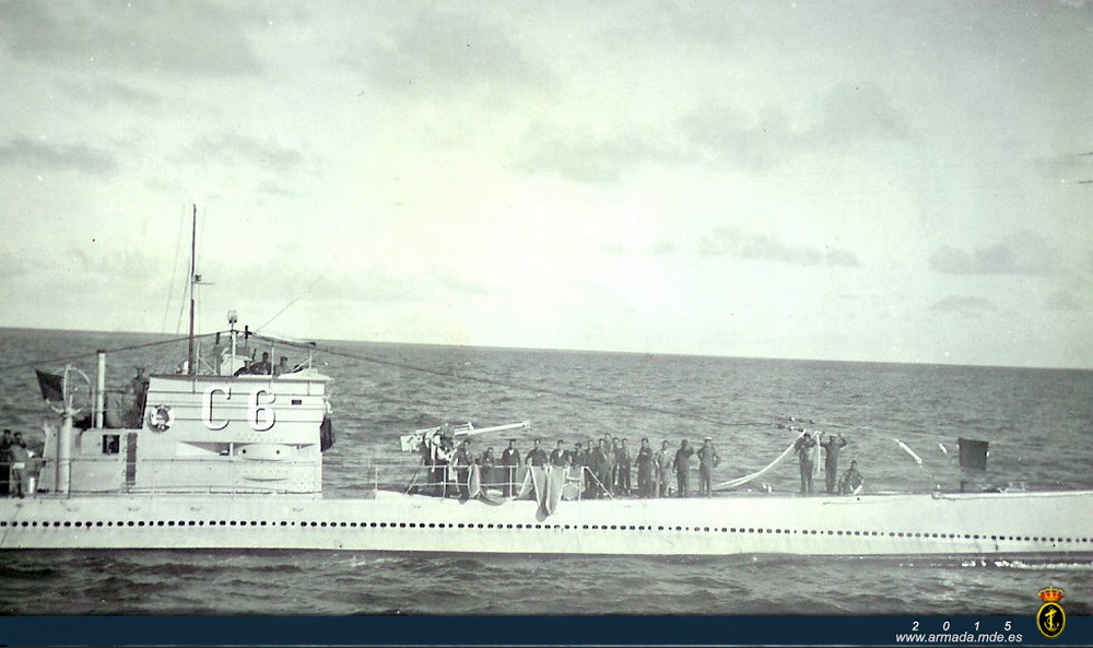 Agosto de 1935, personal de cubierta del C-6 preparándose para pasar la maniobra al C-1, posiblemente se tratase de un trasbordo de pesos ligeros.